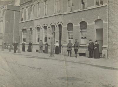 Militairen en burgers poseren in Vandenbogaerdelaan (oostkant), Izegem