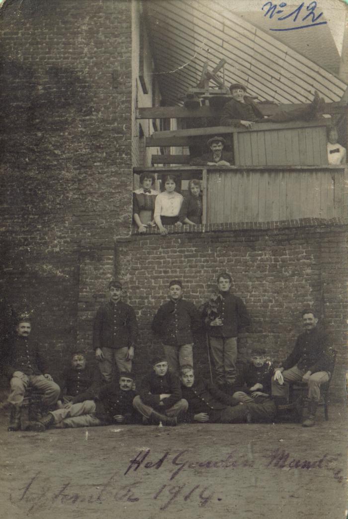 Grote Markt: achterkant 'Het Gouden Mandeke', Izegem 1914