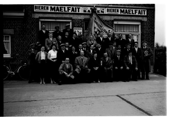 Groepsfoto café De Kabien,1957