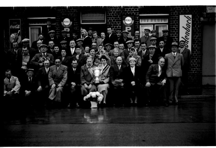 Groepsfoto kampioenviering 'De ware kaarters',1957