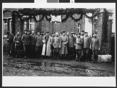 Groepsfoto Duitse militairen onder versierde toegangspoort, Dadizele 