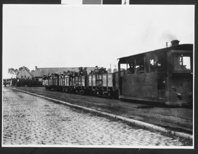 Militairen vervoerd in open wagons van stoomtrein