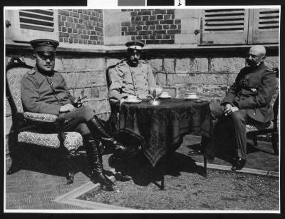 Militairen op zonnig terras van kasteel, Dadizele