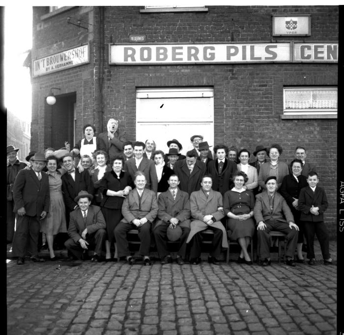 Groepsfoto café In 't Brouwershof,1957
