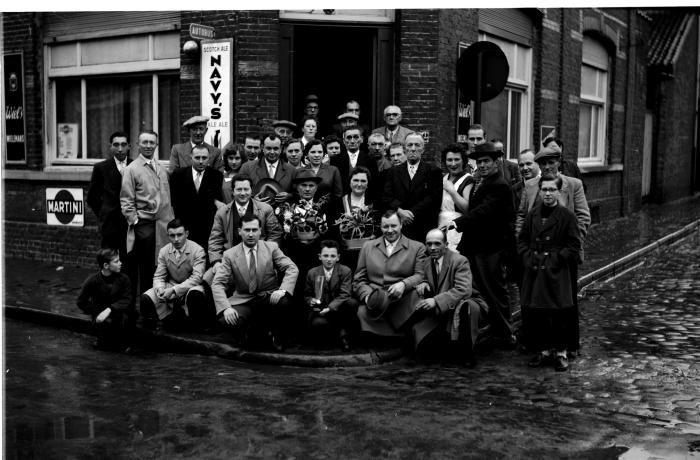 Groepsfoto café Toerist,1957
