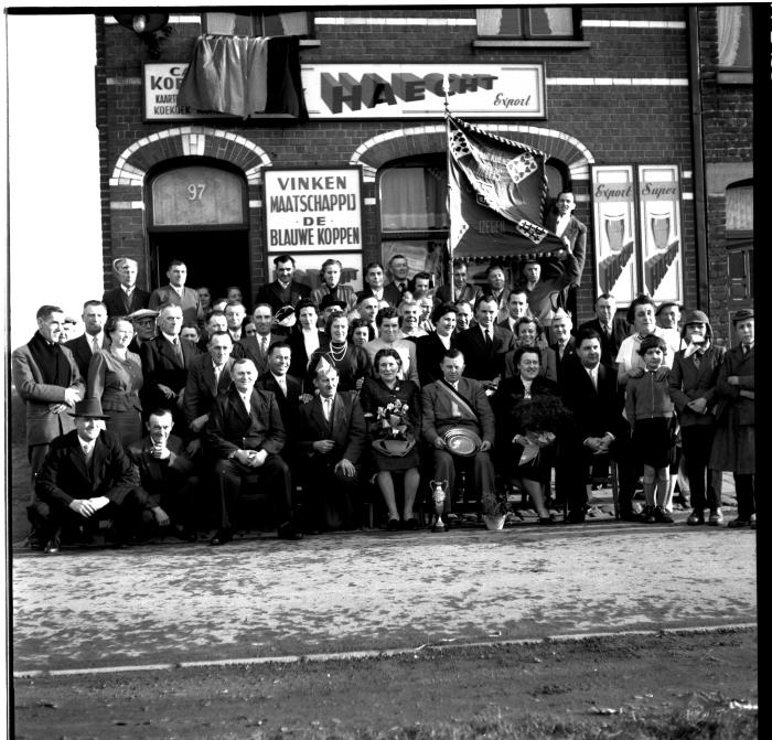 Groepsfoto café De Koekoek,1957