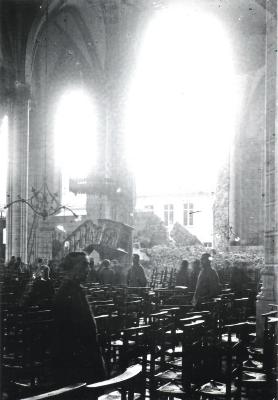 Interieur van verwoeste kerk