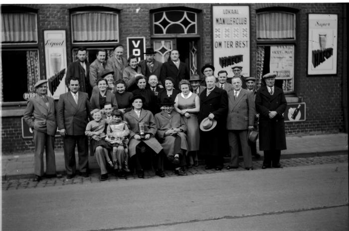 Groepsfoto café De Reisduif,1957