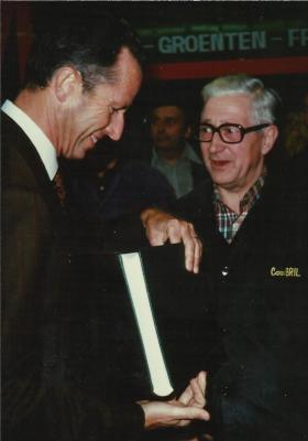 Koning Boudewijn brengt bedrijfsbezoek aan carosserie Desot, Gits, 1990