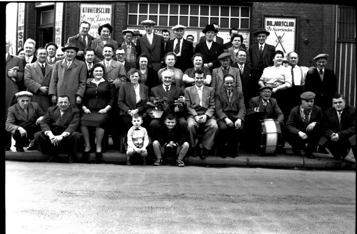 Groepsfoto café De Groene Dreef, 1957