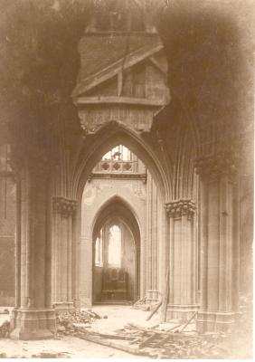 Interieur van beschadigde kerk, Dadizele