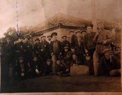 Groepsfoto van mannen met obus (?), Dadizele 19 juli 1917