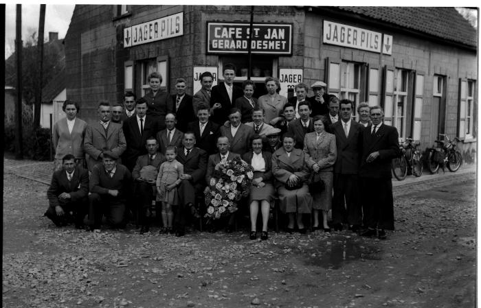 Groepsfoto café St Jan Gerard Desmet,1957