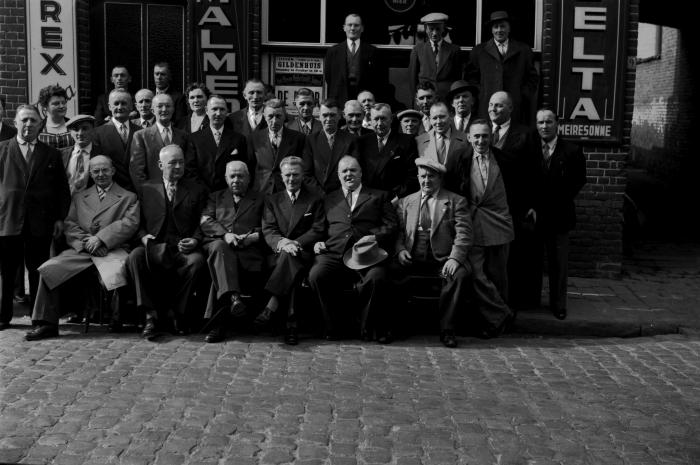 Groepsfoto café St.-Elooy,1957