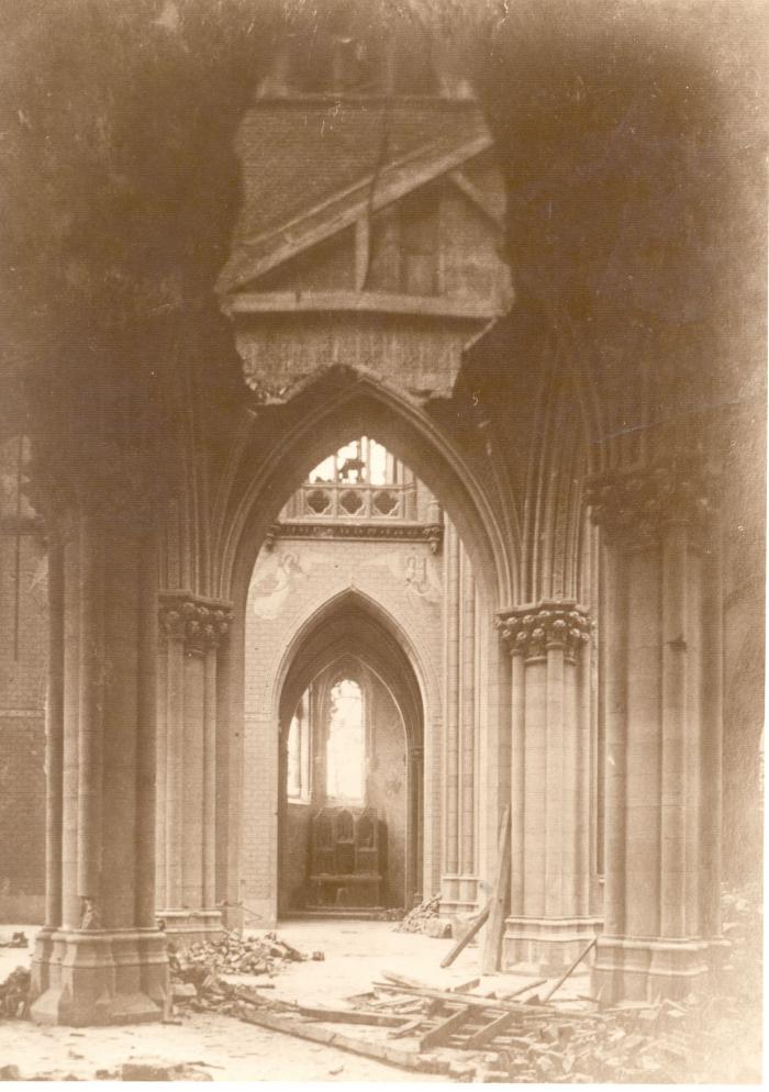 Interieur van beschadigde kerk, Dadizele