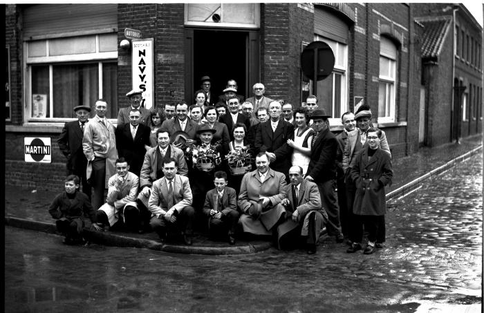Groepsfoto café Tourist,1957