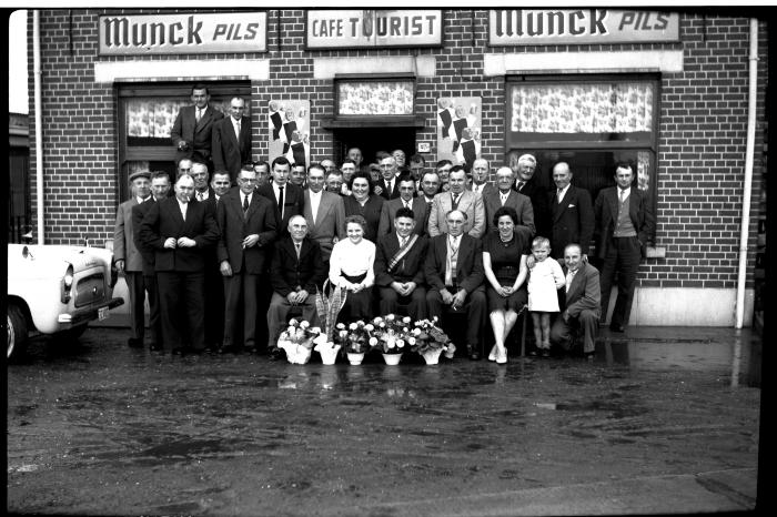Groepsfoto café Tourist,1957