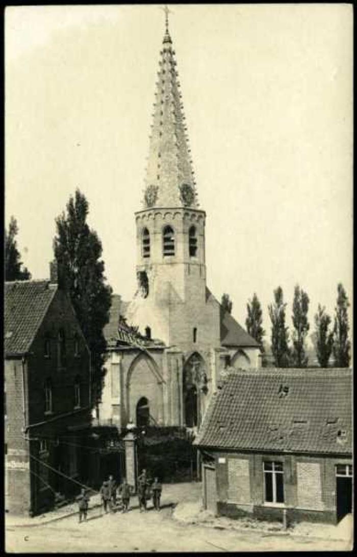 Beschadigde kerk en huizen in centrum, Staden