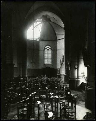 Interieur van beschadigde kerk, Staden