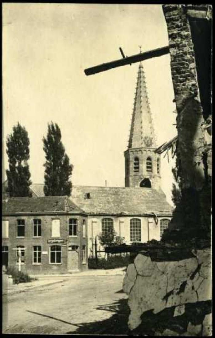 Beschadigde kerk en woonhuizen, Staden