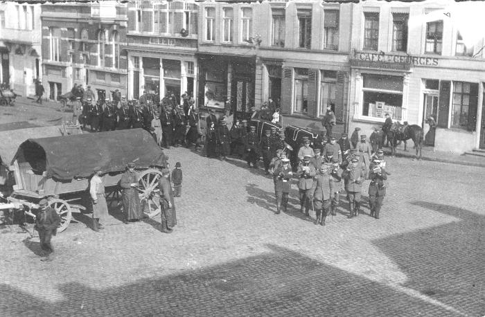 Duitse militaire begrafenis, Grote Markt, Izegem
