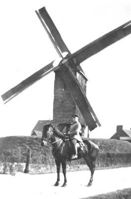 Ruiter poseert bij molen, Izegem