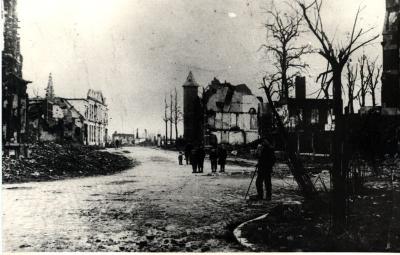 Kinderen in verwoest centrum, Dadizele