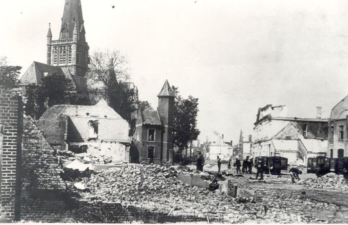 Puin ruimen in verwoest centrum, Dadizele