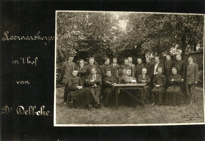 Leraarskorps in de tuin van dokter Delbeke
