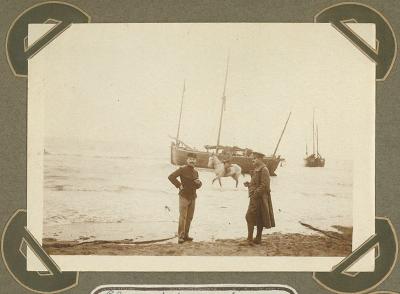 Slosse en zijn neef op strand, De Panne 8 september 1915