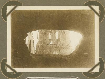 Lakenhalle gezien door gat geslagen door obus, 3 maart 1915