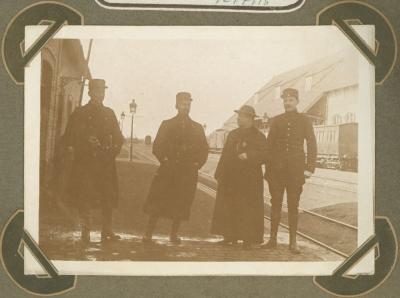 Pannenkoekenclub op perron station, Adinkerke 10 juli 1915