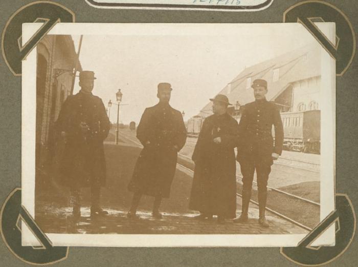 Pannenkoekenclub op perron station, Adinkerke 10 juli 1915