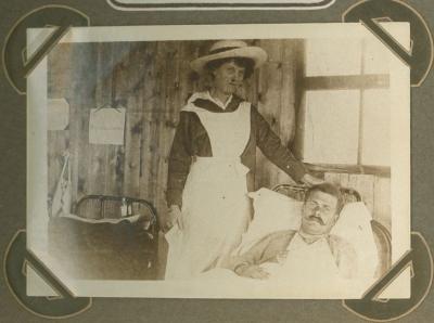 Lady Bagot verzorgt gekwetste in hospitaal ' l' Amitié', Adinkerke 2 augustus 1915