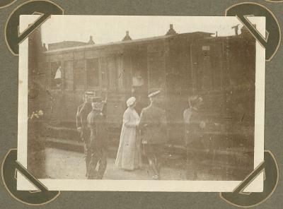 Koningin Elisabeth bezoekt station, Adinkerke 7 september 1915