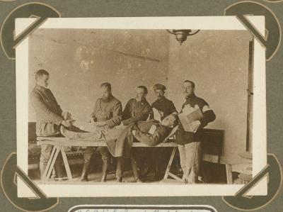 Dr. Watrin en dr. Dewinter in verbandzaal H.E., Adinkerke 2 augustus 1915