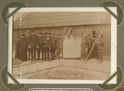 Militairen gefotografeerd na banket, Adinkerke 20 juli 1915