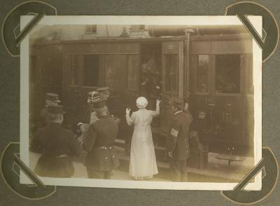 Koningin Elisabeth bezoekt station, Adinkerke 7 september 1915