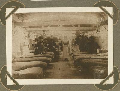 Binnenschip, ingericht als verpleegpost, op kanaal Adinkerke 10 augustus 1915