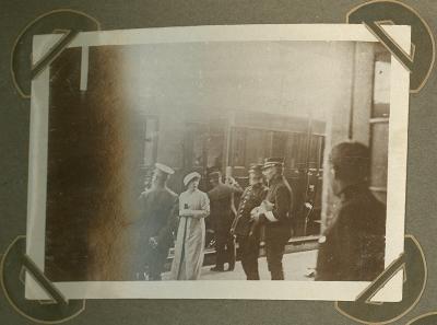 Koningin Elisabeth bezoekt station, Adinkerke 7 september 1915