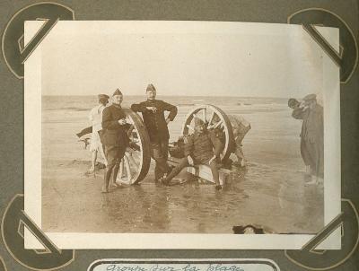 Militairen poseren op strand, De Panne 3 september 1915