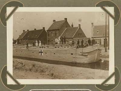 Binnenschip met opschrift Rode Kruis op kanaal, Adinkerke 10 augustus 1915