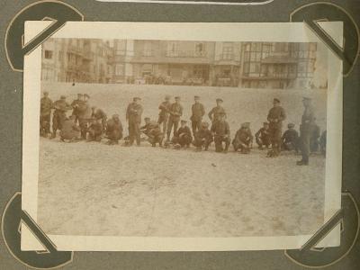 Soldaten poetsen hoge schoenen, strand De Panne 8 september 1915