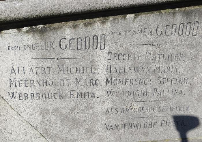 Door ongeluk en bommen gedood, Gits