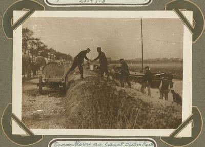 Arbeiders aan kanaal, Adinkerke 24 september 1915
