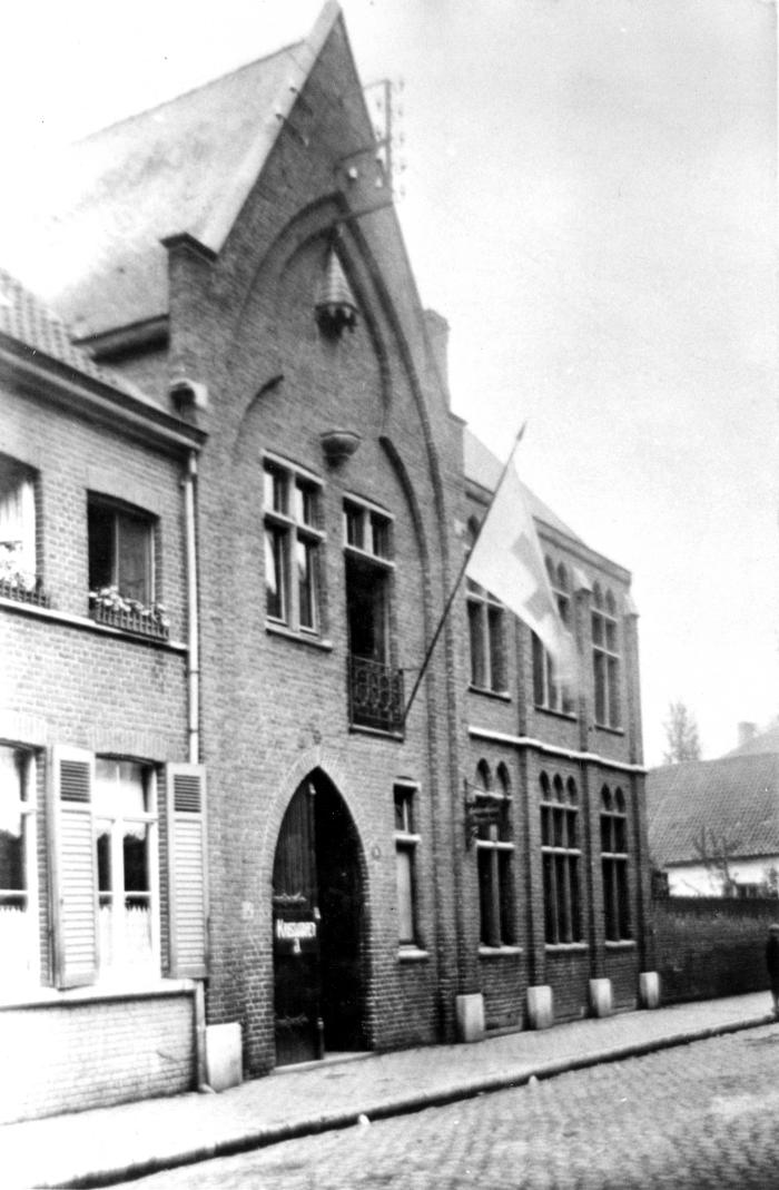 Gildenhuis met rodekruisvlag, Izegem, 1914-1918