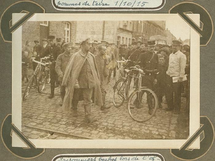 Duitse krijgsgevangenen na offensief bij Arras, Adinkerke 28 september 1915
