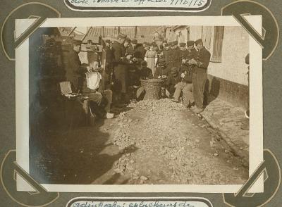 Aardappelen schillen, 1 oktober 1915