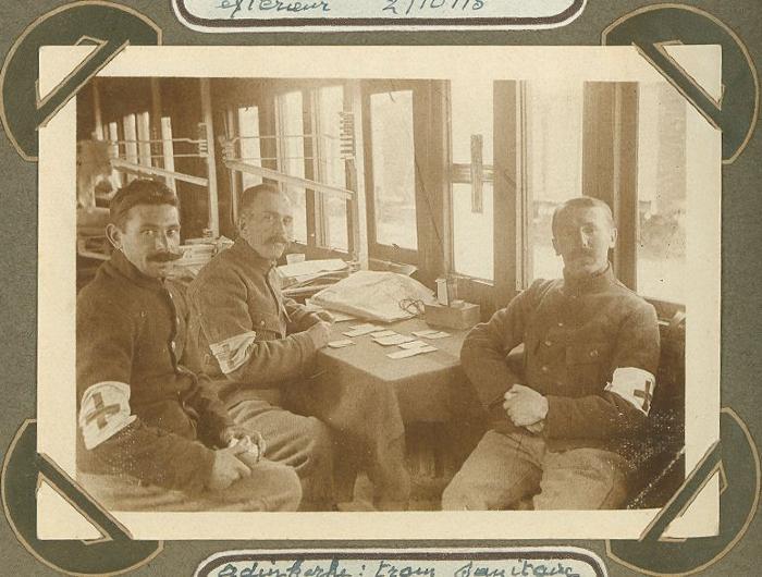 Rode Kruismedewerkers in Rode Kruistrein, Adinkerke 2 oktober 1915