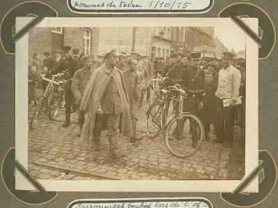 Duitse krijgsgevangenen na offensief bij Arras, Adinkerke 28 september 1915